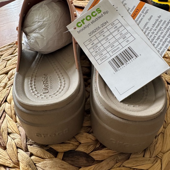 Crocs women’s studded Brooklyn flip flop wedges size 6 - Picture 11 of 15